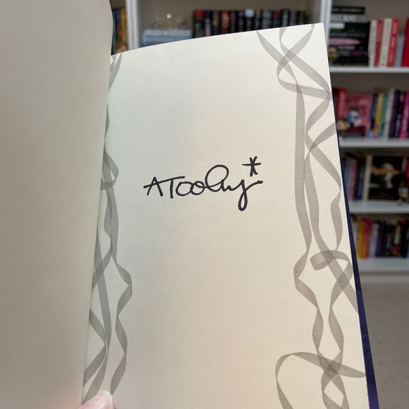 *BRAND NEW* OwlCrate Teen Fantasy Book: Sweet and Bitter Magic (Signed Copy) - Picture 6 of 6